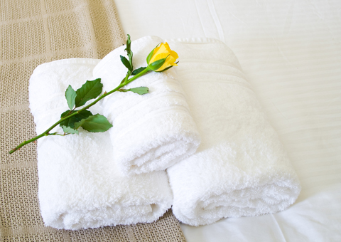 3 white hotel bath towels