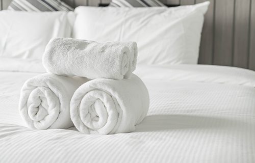 towels on hotel bed